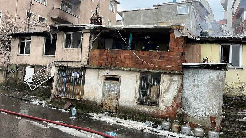 Kocaeli'de 3 ailenin yaşadığı ev alev alev yandı: 2'si çocuk 5 kişi dumandan etkilendi!
