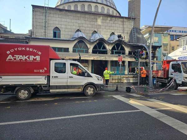 Büyükşehir yanan camiyi ramazana yetiştirdi