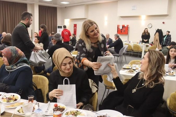 Hürriyet, bu kez iktidarı ve muhalefeti aynı sofrada buluşturdu