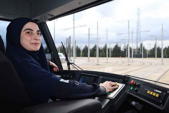 Kocaeli'nin ilk ve tek kadın vatmanı: Biz istersek her şeyi başarabiliriz