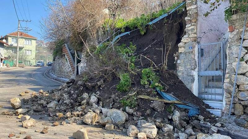 İzmit'te korkutan olay: İstinat duvarı çöktü!