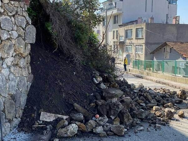 İzmit'te korkutan olay: İstinat duvarı çöktü!