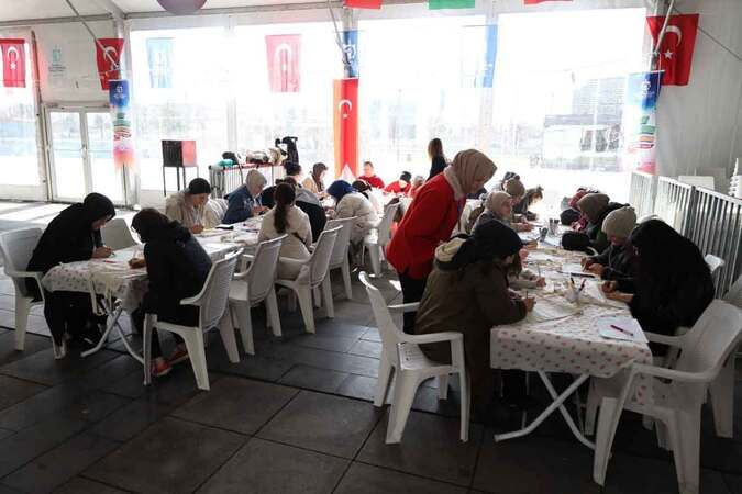 Kocaeli’deki el sanatları atölyesi’nde çok eğleniyorlar