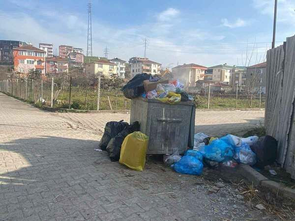 AKP İzmit İlçe Başkanı çöpleri paylaşıp Hürriyet’e seslendi