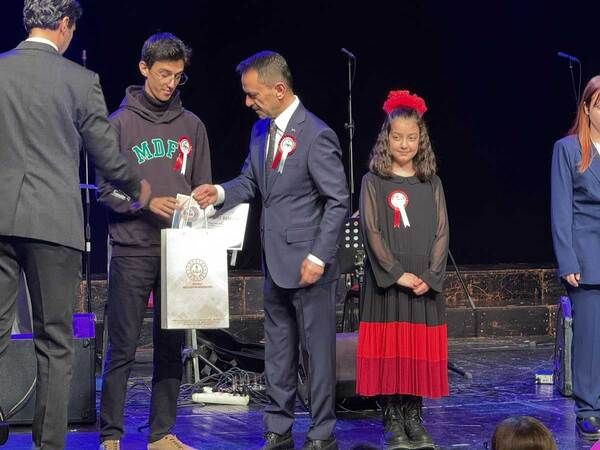 Vali Aktaş, Abiş ve Tığlı öğrencilere ödüllerini dağıttı