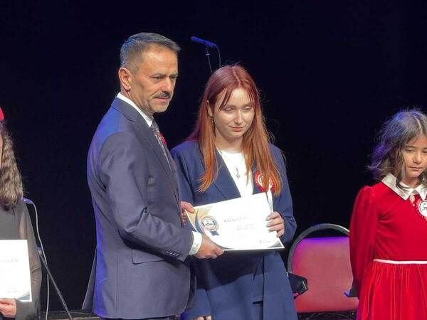Vali Aktaş, Abiş ve Tığlı öğrencilere ödüllerini dağıttı