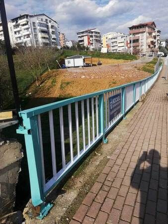 Büyükşehir Belediyesi Yeşilova’daki korkulukları boyadı
