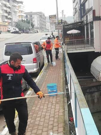 Büyükşehir Belediyesi Yeşilova’daki korkulukları boyadı