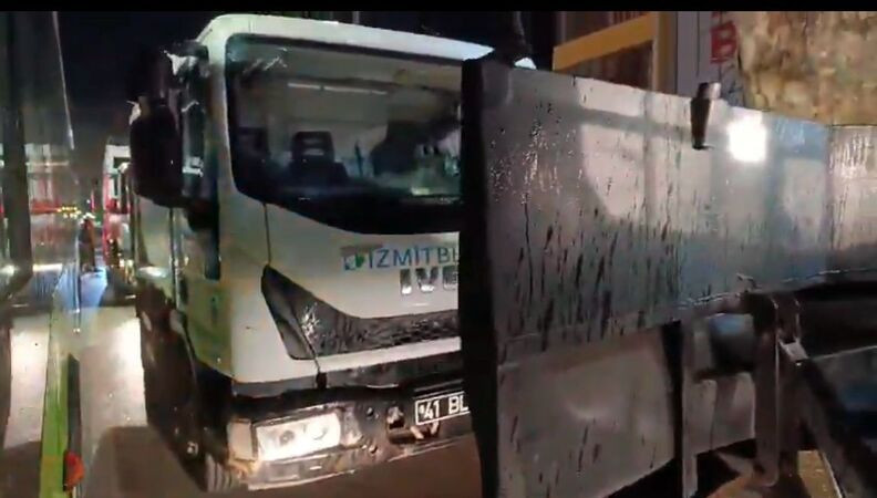İzmit Belediyesi çöp kamyonları TOMA’ların yolunu mu kesti?