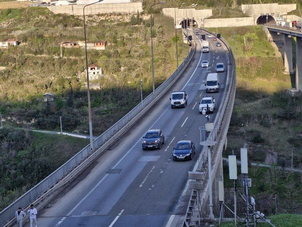 İstanbul istikametinde ulaşıma kapanan yol tekrar açıldı, trafik normale döndü