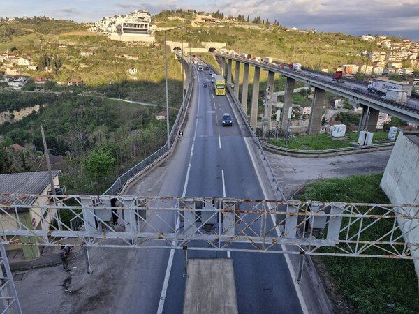 İstanbul istikametinde ulaşıma kapanan yol tekrar açıldı, trafik normale döndü